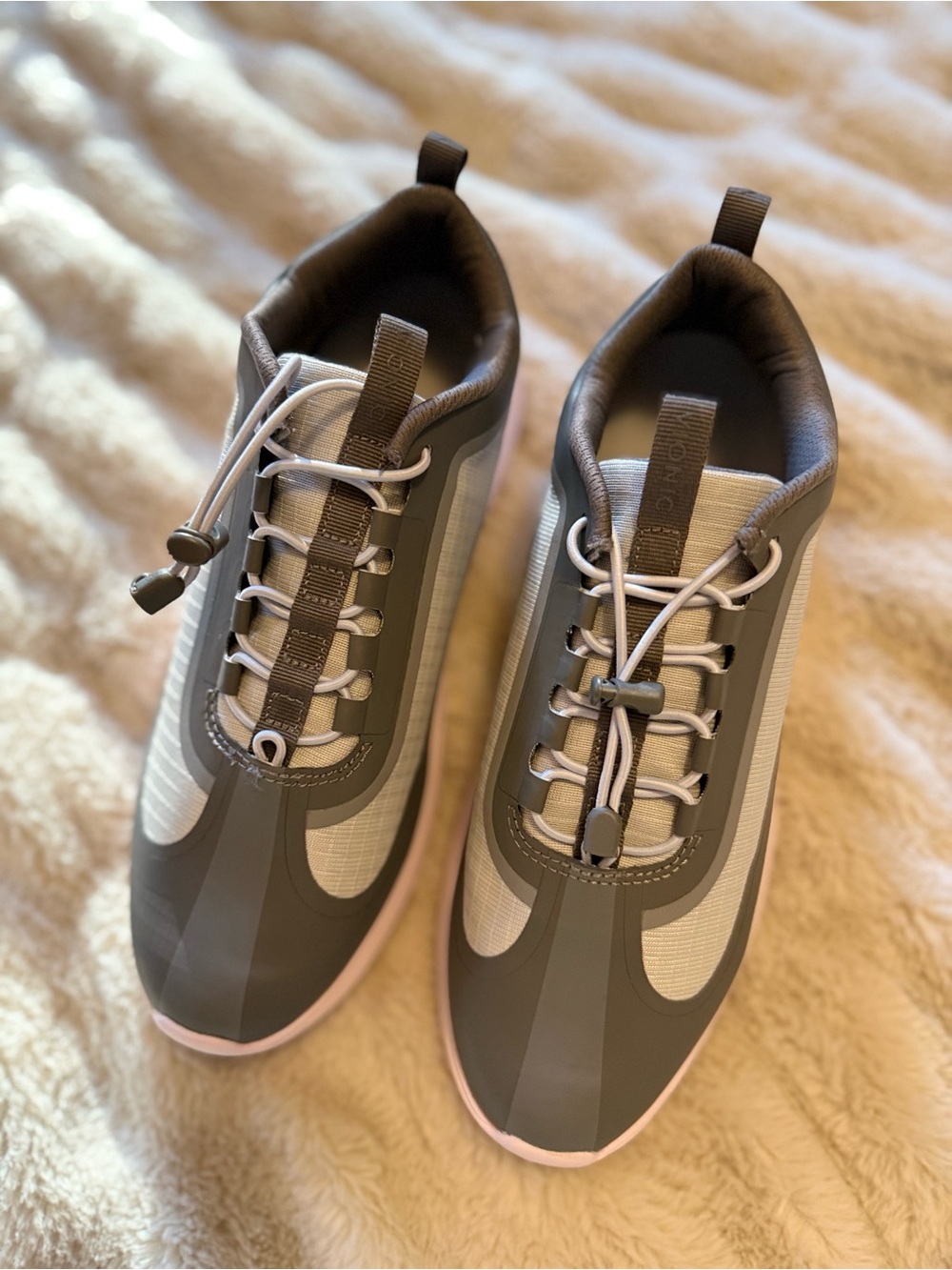 Vionic Guinn Womens Sneakers, Waterproof, Like New,